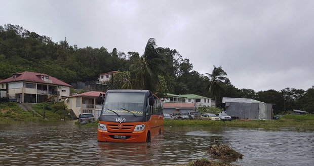 Maria dorazil do Portorika a udeřil plnou silou. Nový hurikán má první oběti