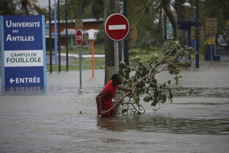Hurikán Maria zasáhl ostrovy Guadeloupe, Dominica a Portoriko.