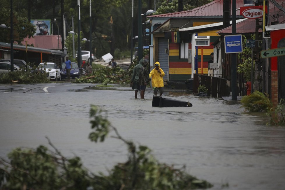 Hurikán Maria zasáhl ostrovy Guadeloupe a Dominica, míří na Portoriko.