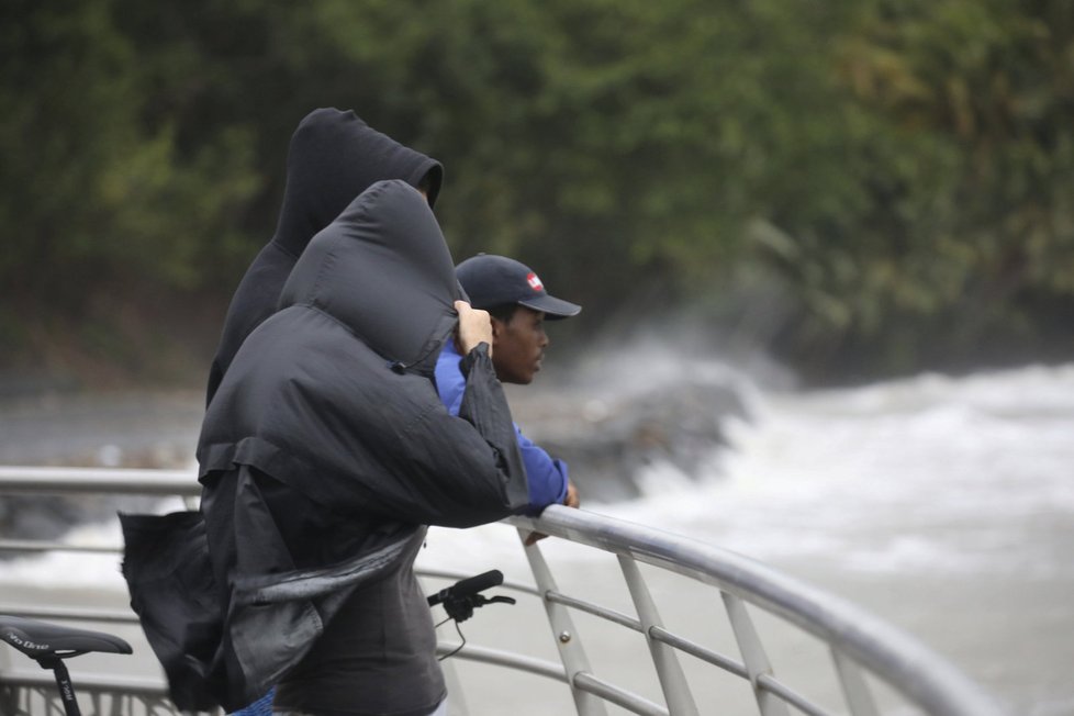 Hurikán Maria zasáhl ostrovy Guadeloupe a Dominica, míří na Portoriko.