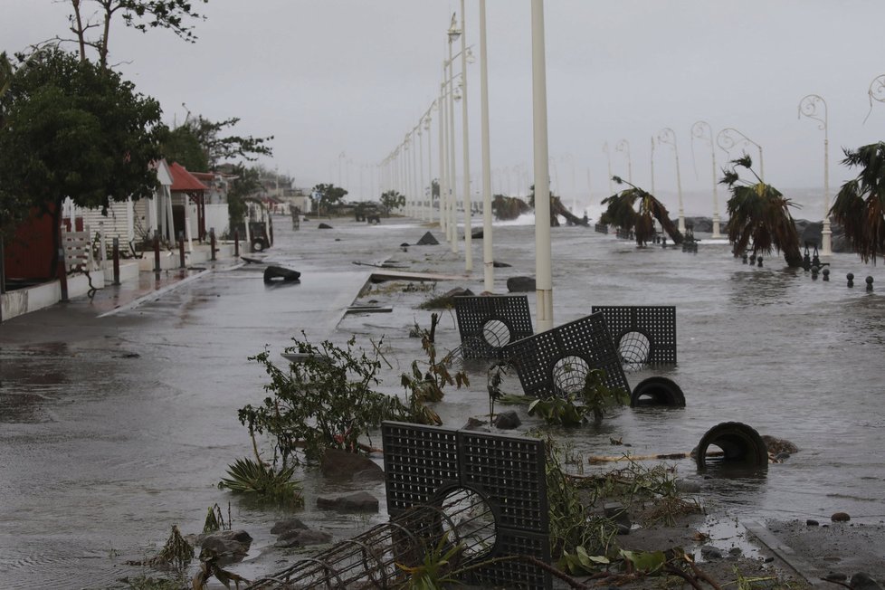 Hurikán Maria zasáhla ostrovy Guadeloupe a Dominica, míří na Portoriko.