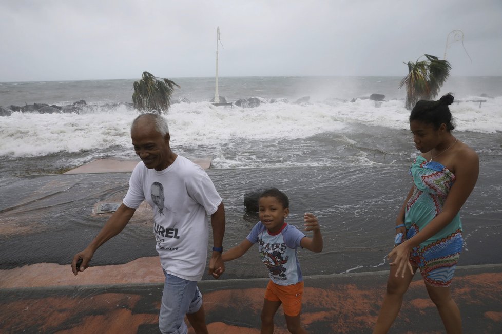 Hurikán Maria zasáhl ostrovy Guadeloupe, Dominica a Portoriko.