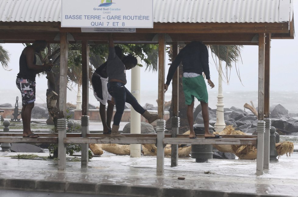 Hurikán Maria zasáhl ostrovy Guadeloupe a Dominica, míří na Portoriko.