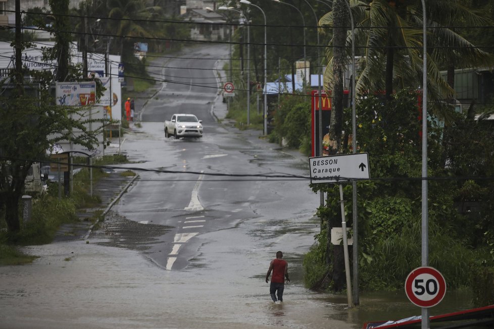 Hurikán Maria zasáhla ostrovy Guadeloupe a Dominica, míří na Portoriko.