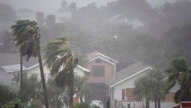 Spojené státy zatím podle agentury AFP hlásí čtyři mrtvé v důsledku hurikánu Matthew.