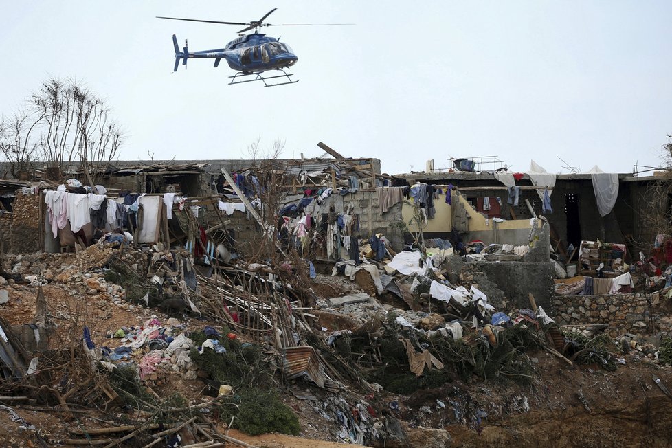 Předchozí řádění hurikánu na Haiti si podle nejnovější bilance vyžádalo nejméně 877 mrtvých.
