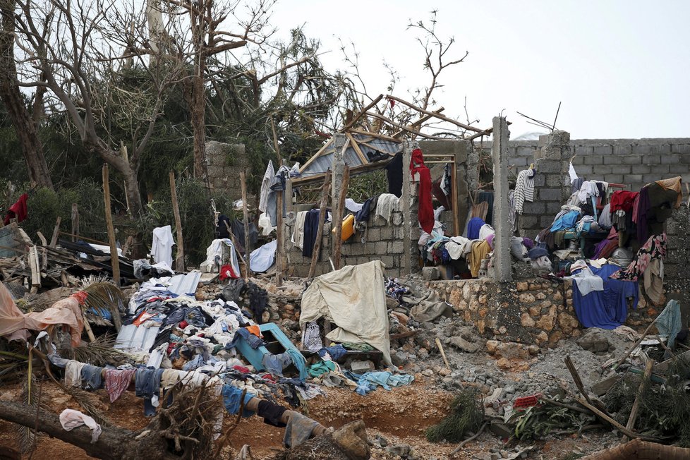 Předchozí řádění hurikánu na Haiti si podle nejnovější bilance vyžádalo nejméně 877 mrtvých.