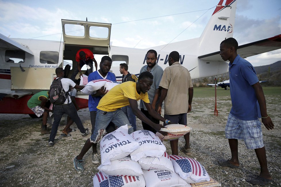 Předchozí řádění hurikánu na Haiti si podle nejnovější bilance vyžádalo nejméně 877 mrtvých.