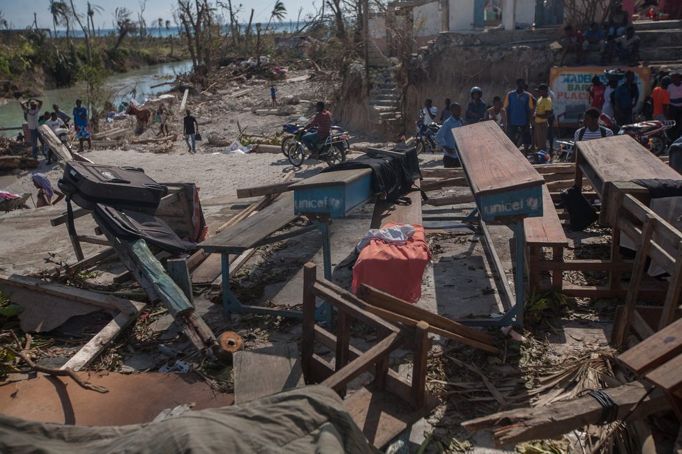 Předchozí řádění hurikánu na Haiti si podle nejnovější bilance vyžádalo nejméně 877 mrtvých.