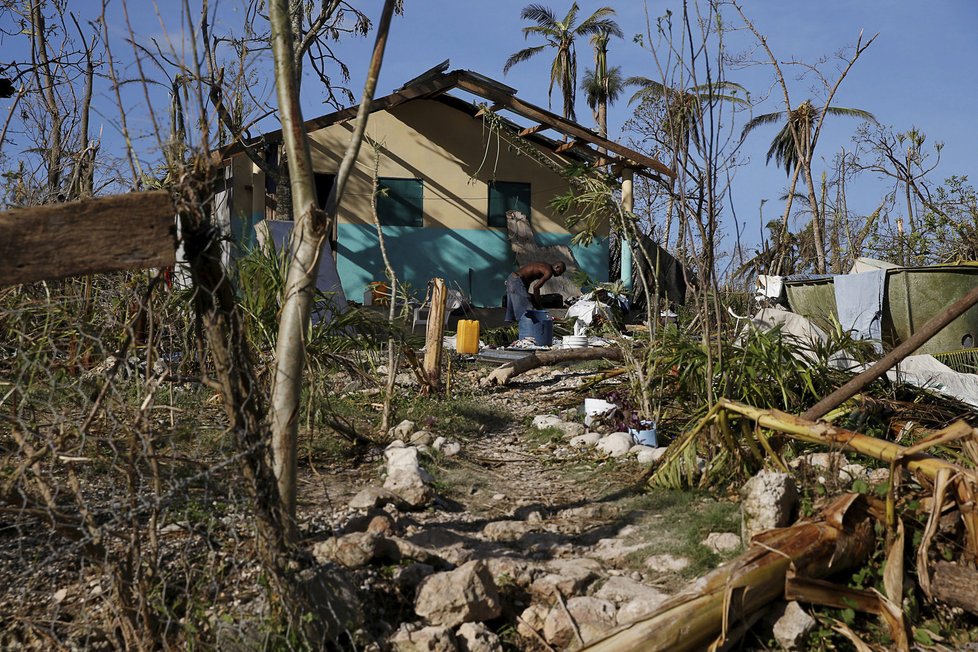 Předchozí řádění hurikánu na Haiti si podle nejnovější bilance vyžádalo nejméně 877 mrtvých.