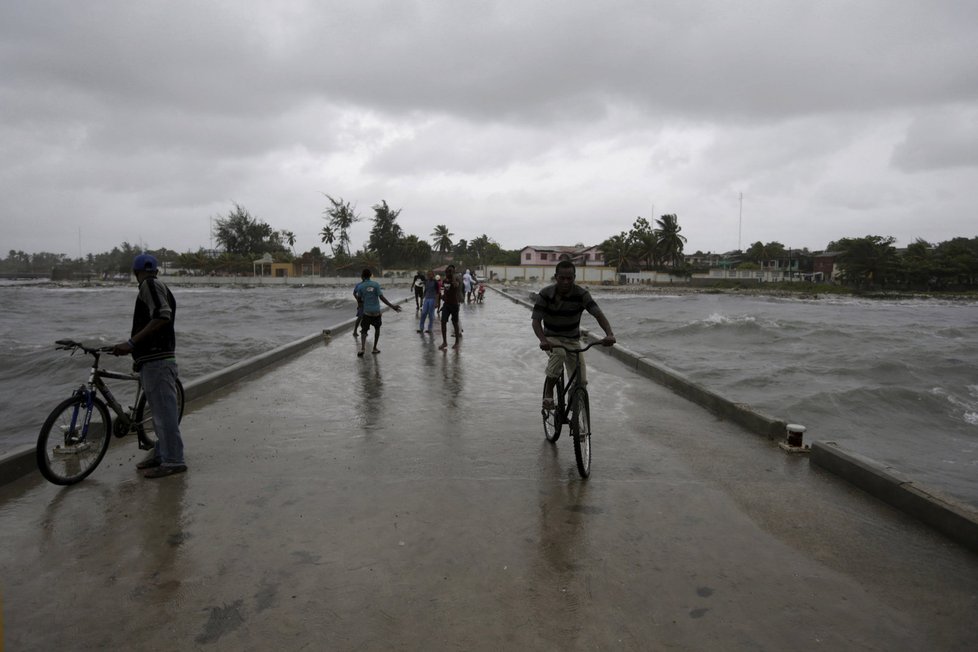 Hurikán Matthew: Blíží se k Haiti, na Kubě úřady evakuovaly statisíce lidí.