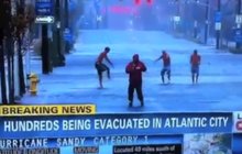Neuvěřitelné VIDEO: Tanec během hurikánu! Tihle lidé se smáli smrti do očí!