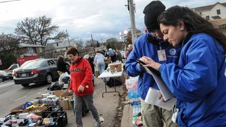 Většina Manhattanu už zase svítí, vláda distribuuje palivo