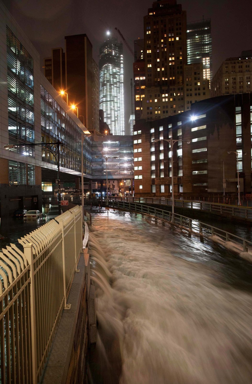 Tudy se obvykle odjíždí z Manhattanu do Brooklynu, Battery Tunnel se ovšem proměnil Další fotky apokalypsy, videa obřích vln a explozí na webu v divokou řeku...