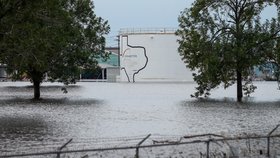 V chemickém závodě Arkema nedaleko Houstonu hrozí kvůli záplavám výbuch nebezpečných látek.