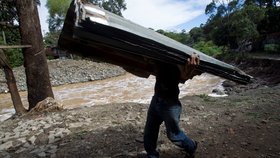 Jako tropická bouře už udeřil Nate ve Střední Americe, zanechal po sobě 28 mrtvých. Cestou k USA zesílil, pevniny se dotkne jako hurikán druhého stupně.