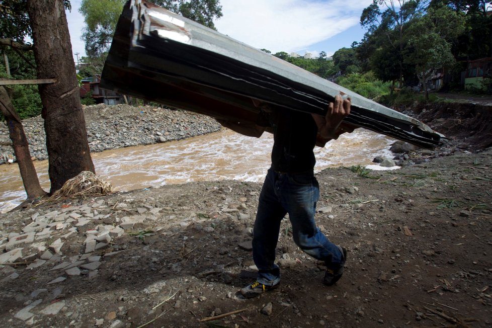 Jako tropická bouře už udeřil Nate ve Střední Americe, zanechal po sobě 28 mrtvých. Cestou k USA zesílil, pevniny se dotkne jako hurikán druhého stupně.