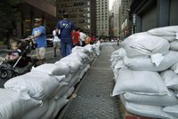 New York se děsí hurkánu: Na pobřeží evakuovali 2 miliony lidí