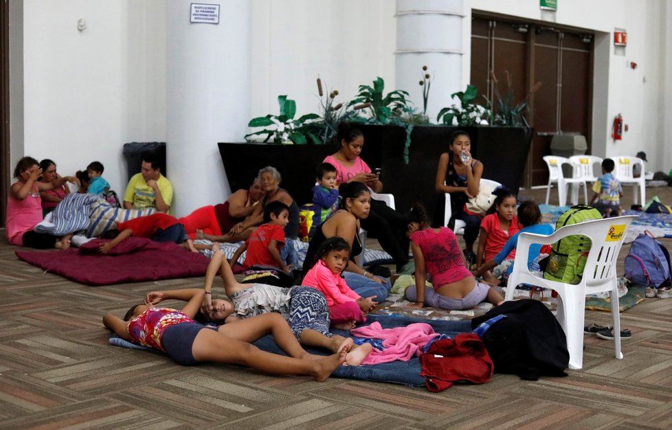 Hurikán Willa udeřil na Mexiko, tisíce lidí prchly z domovů