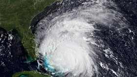 Satelitní snímek nebezpečné přírodní katastrofy, která zasáhla východní pobřeží USA a zamířila směrem do Kanady