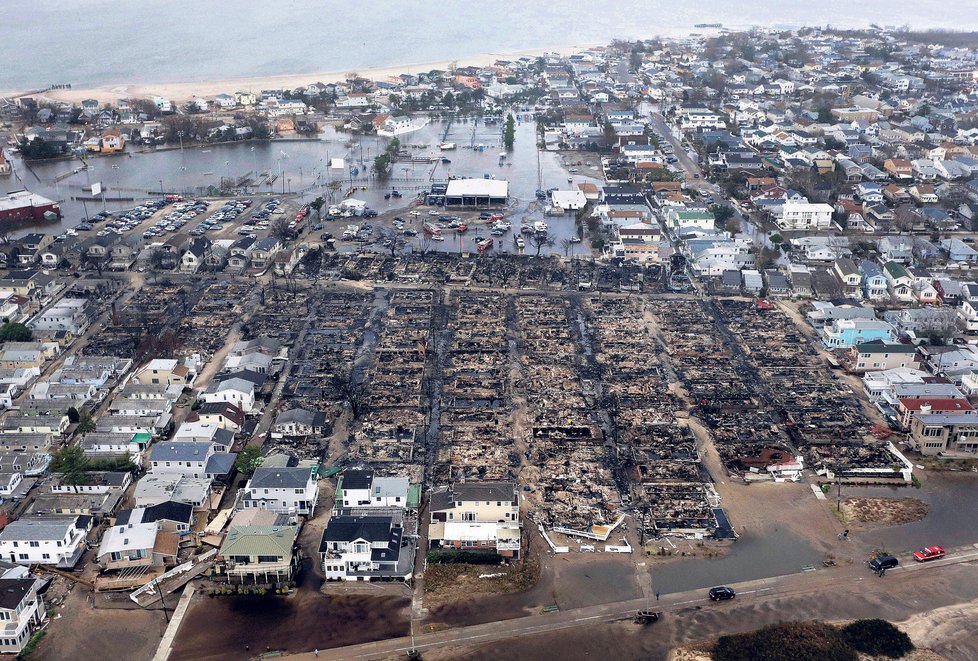 Breezy Point schytal nejhorší úder více než čtyřmetrové vlny. Více než 100 domů lehlo popelem.