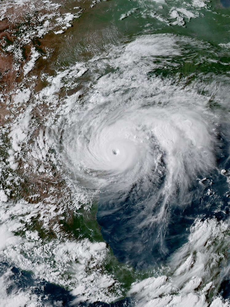 Satelitní snímek hurikánu Harvey chvíli před tím, než se přesunul nad americkou pevninu.