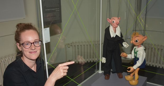 Kurátorka výstavy Veronika Plachá u nejstarších na světě dochovaných loutek Spejbla a Hurvínka