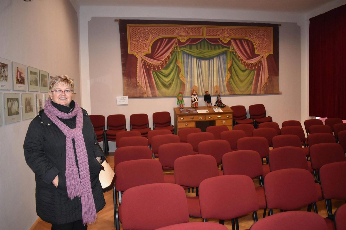 Starostka Čejetic Ivana Zelenková ukazuje, že ze třídy kam Skupa chodil je divadelní sál.