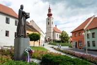 Upálení Husa připomněla bohoslužba v jeho rodišti. Farářka vyzdvihla důležitost doteků