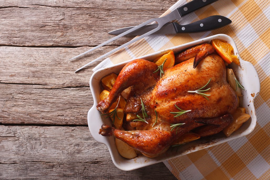 Neseženete-li na poslední chvíli husu, výtečnou pečení je také kuře na rozmarýnu a pomerančích