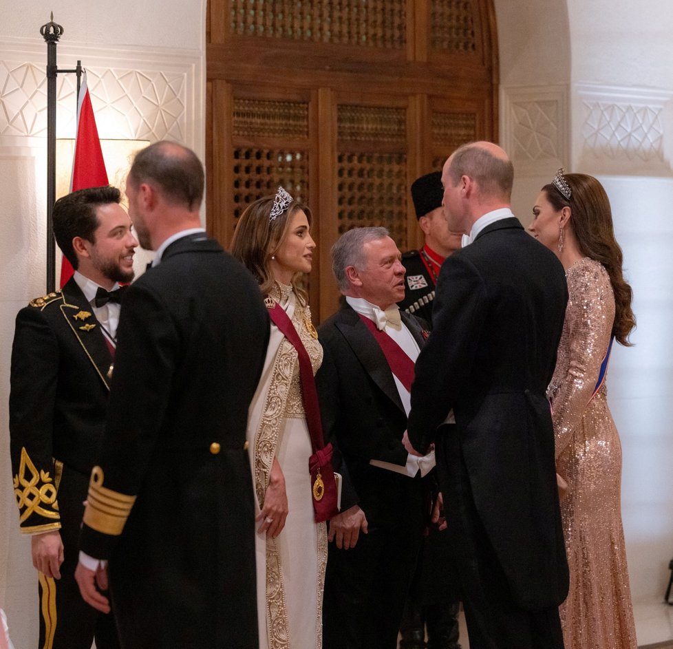 Hostina po svatbě jordánského korunního prince Husajna s princeznou Rádžvou