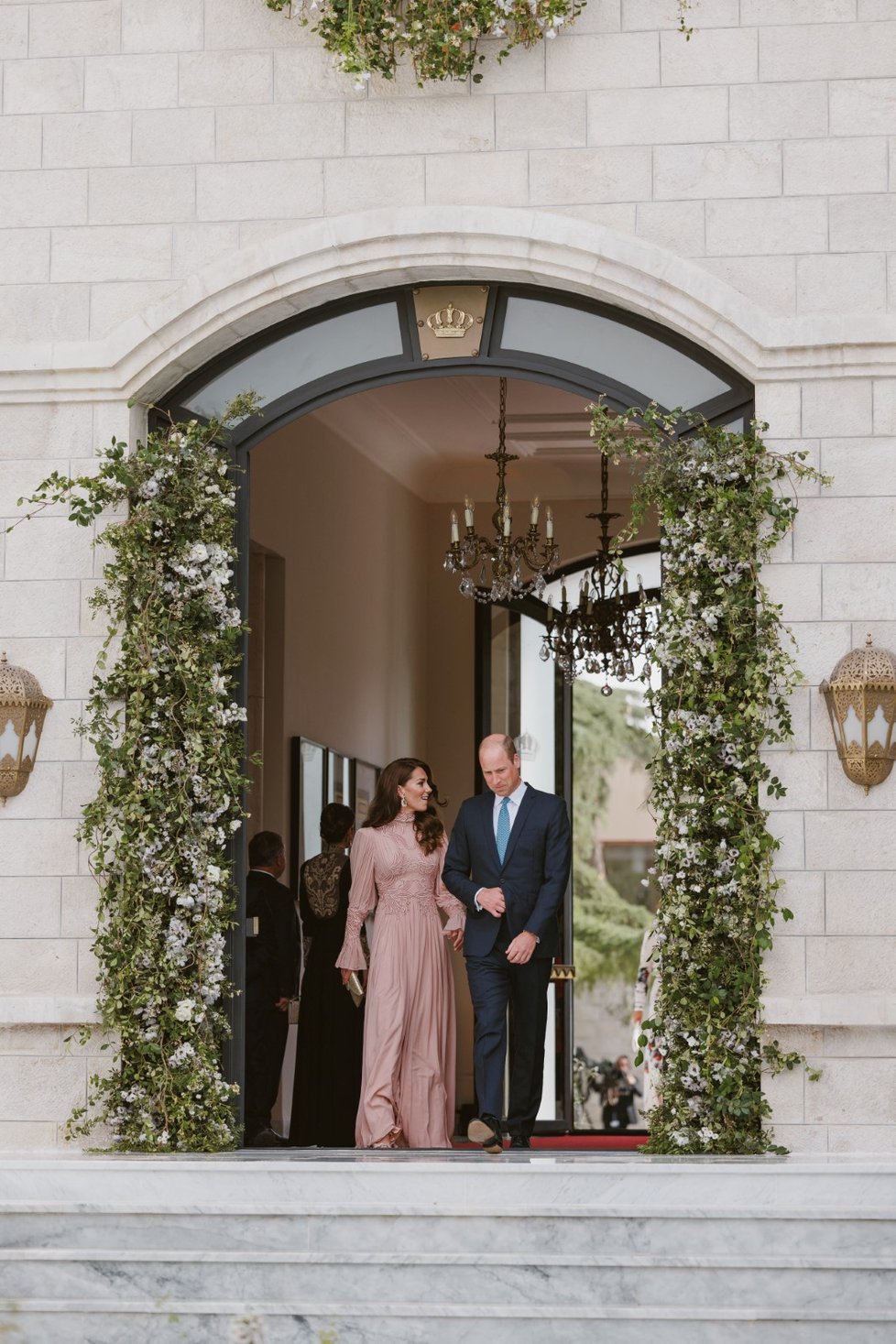 Kate a Williamem na svatbě jordánského korunního prince Husajna a princezny Rádžvy