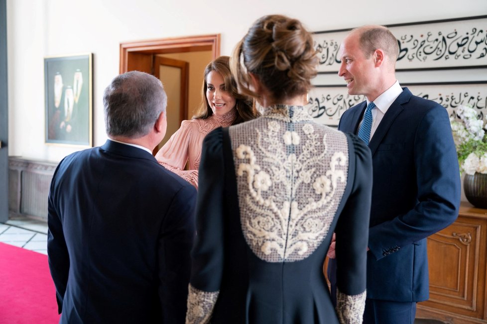 Hostina po svatbě jordánského korunního prince Husajna s princeznou Rádžvou