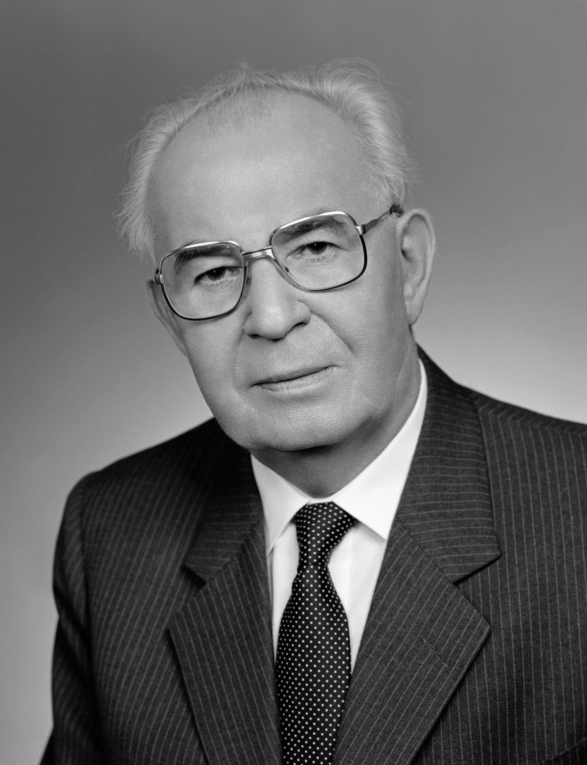 Gustáv Husák (†78)  Generální tajemník ÚV KSČ, prezident. V padesátých letech sám seděl, od dvacet let později patřil k »normalizátorům«. Zemřel dva roky po revoluci. 