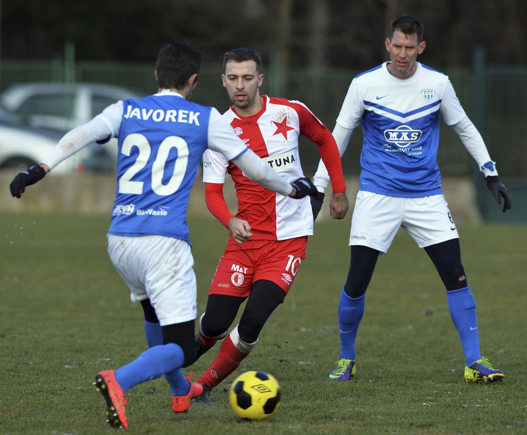 Záložník Slavie Josef Hušbauer v akci