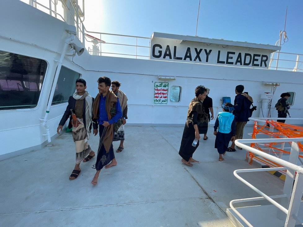 Húsijští rebelové zajali loď Galaxy Leader, předvádějí ji návštěvníkům.