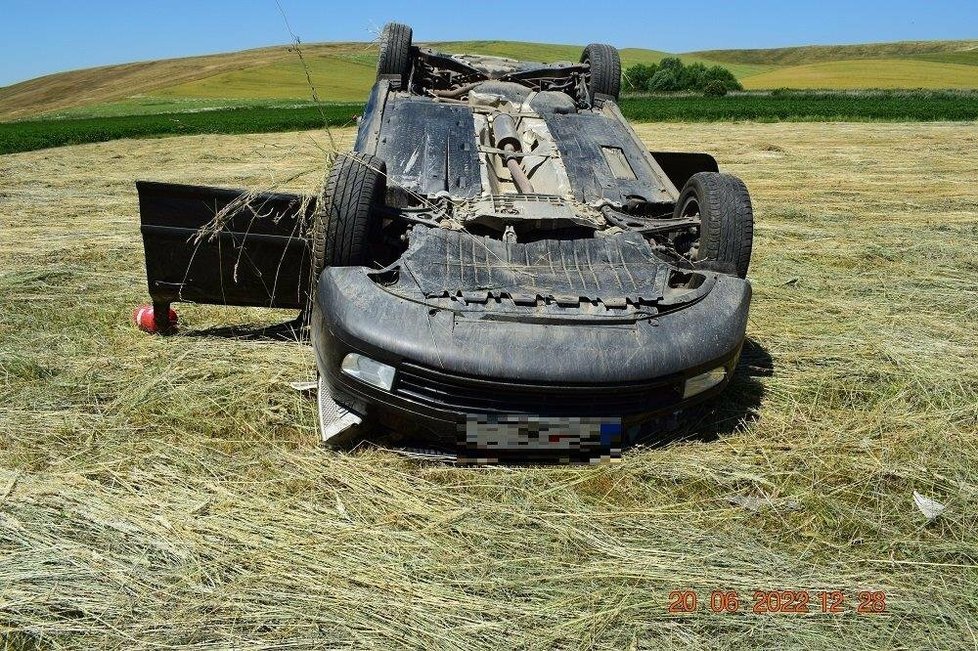 Auto skončilo převrácené na střechu.