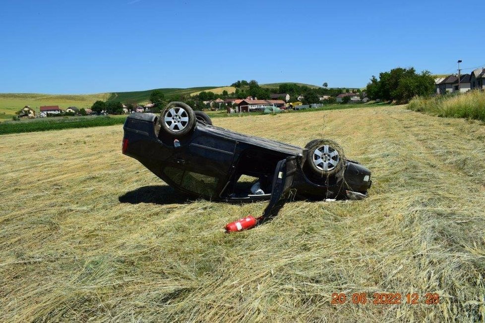 Auto skončilo převrácené na střechu.