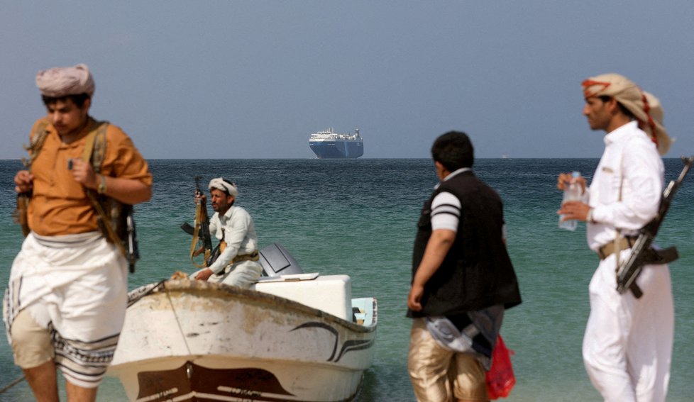 Jemenští povstalci Húsíové ohrožují lodě v Rudém moři.
