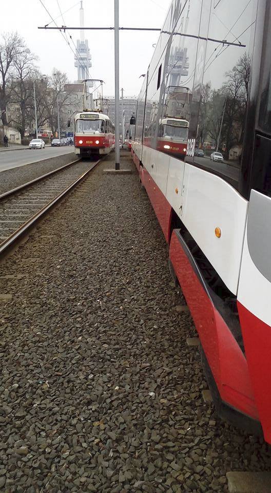 Doprava na Žižkově kvůli uzavírce Husitské ulici úplně zkolabovala.