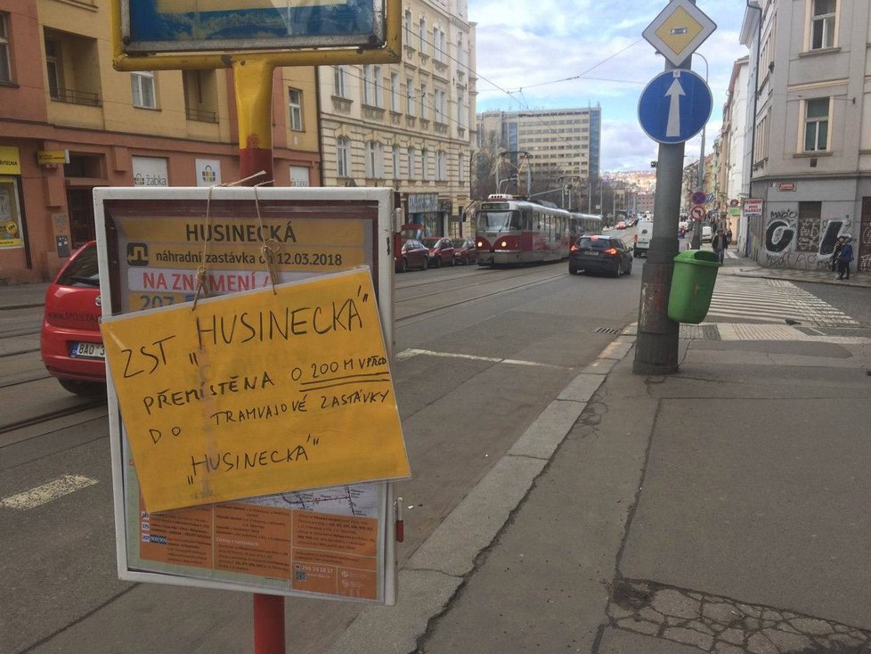 Pro lepší plynulost dopravy byla přemístěna provizorní autobusová zastávka Husinecká na místo tramvajové zastávky.