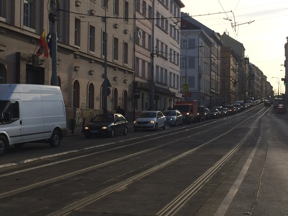 Tramvaje i autobusy už projíždí Seifertovou ulicí bez kolon. Ty se však stále nevyhýbají osobním vozidlům.