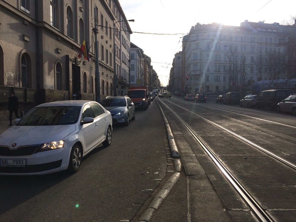 Tramvaje i autobusy už projíždí Seifertovou ulicí bez kolon. Ty se však stále nevyhýbají osobním vozidlům.