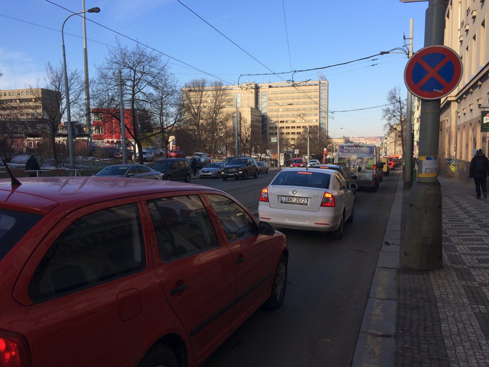 Kolony automobilů sahají prakticky od křižovatky U Bulhara až nahoru na Žižkov.