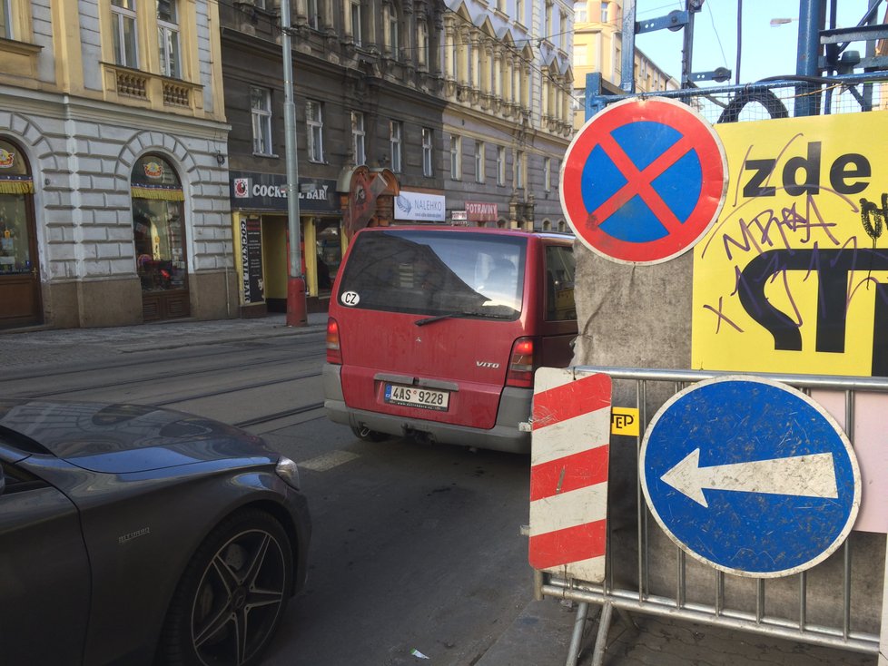 Zábor u hotelu rovně komplikoval dopravu. Řidiči jej museli objíždět a vjížděli proto na koleje. V uplynulém týdnu zmizel.