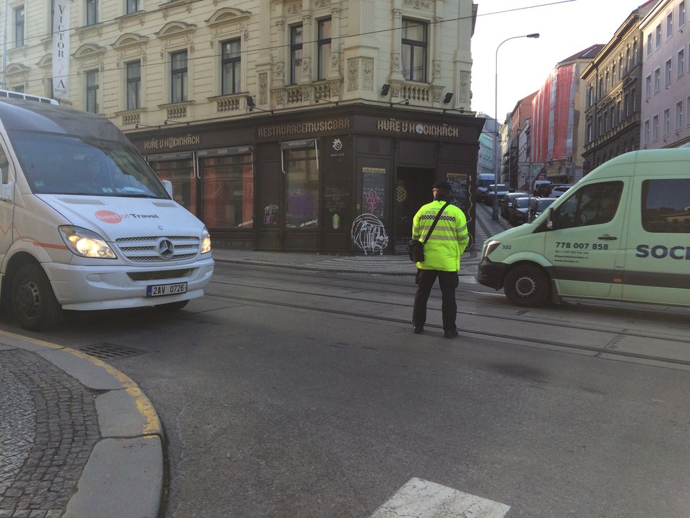 Na pořádek v dopravní situaci dohlíží strážníci městské policie.