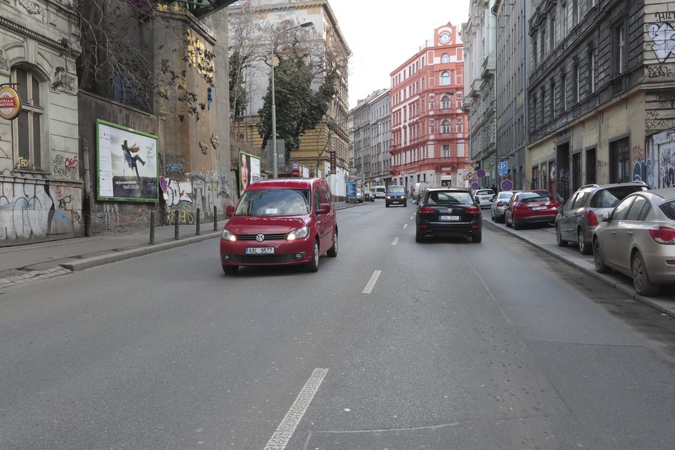 Husitská ulice se dočká kompletní rekonstrukce. Vymění se poklopy od kanálů, přibude moderní pouliční osvětlení, položena bude i nová dlažba.