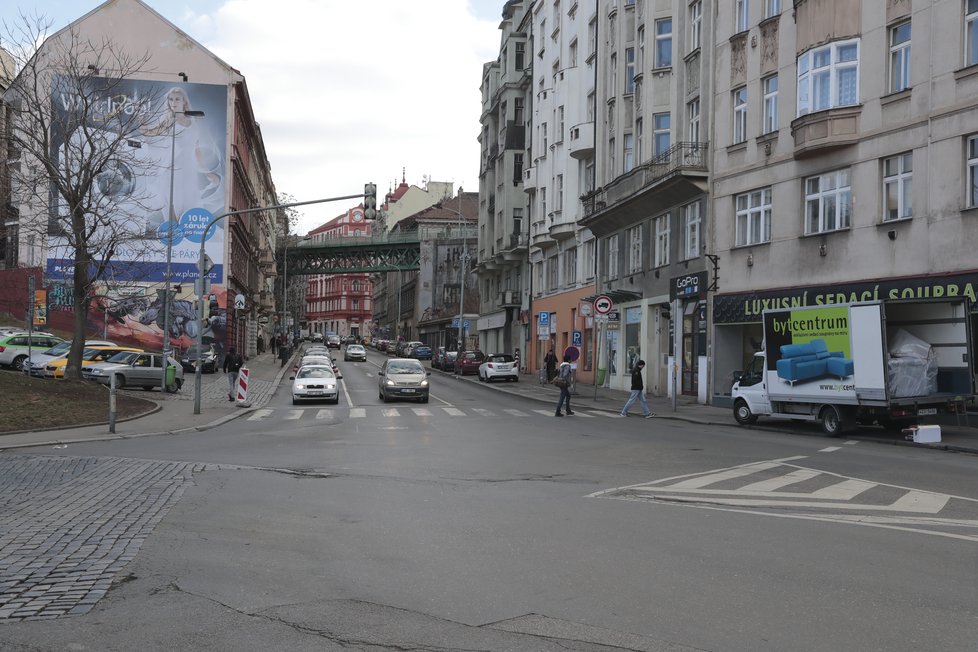 Husitská ulice je jednou z nejfrekventovanějších žižkovských dopravních tepen.