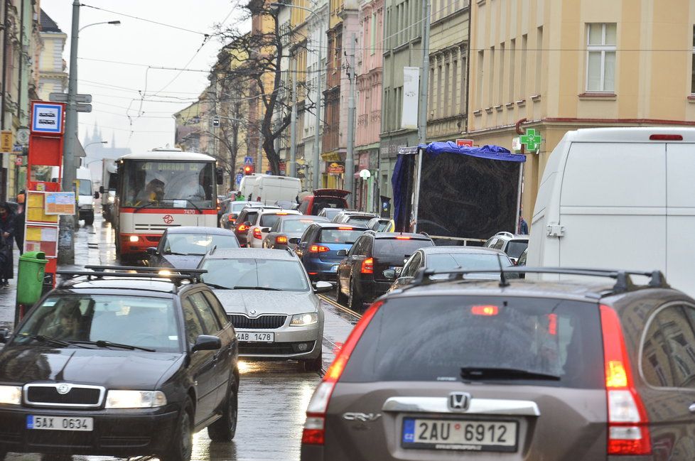 Kvůli uzavírce Husitské ulice kolabuje doprava na Žižkově.