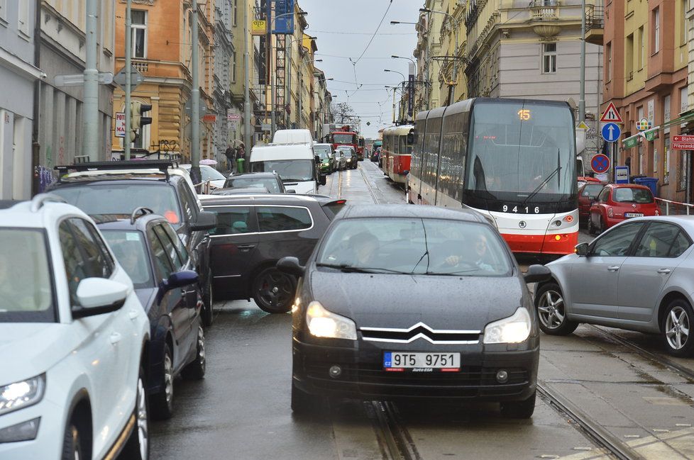 Kvůli uzavírce Husitské ulice kolabuje doprava na Žižkově.